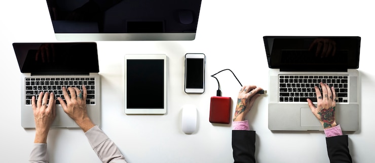Foto manos trabajando en una computadora portátil en la mesa