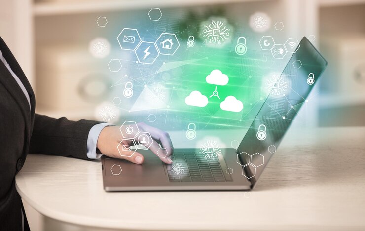 Foto manos trabajando en portátil con iconos digitales