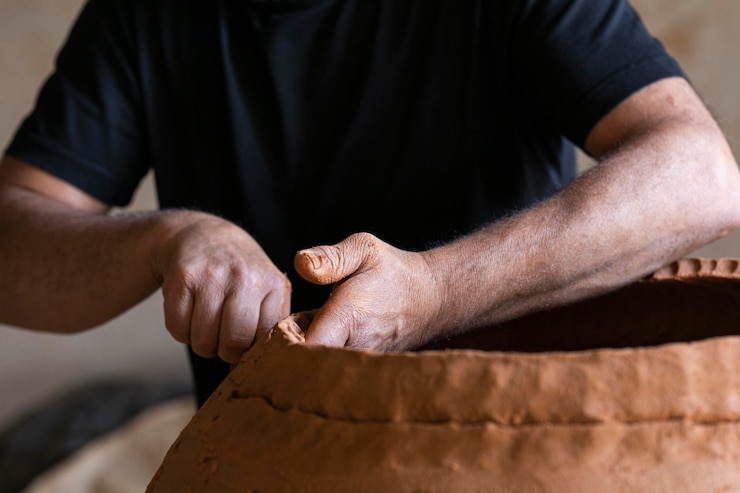 Foto manos trabalhando artesania