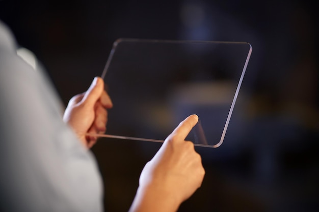 con las manos transparentes de la tableta de computadora