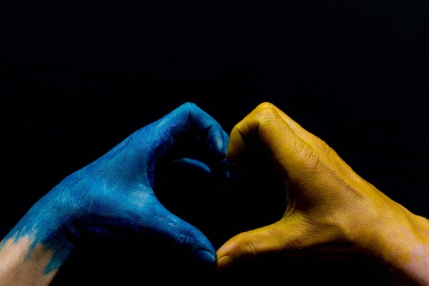Manos ucranianas azules y amarillas aisladas simbólicas