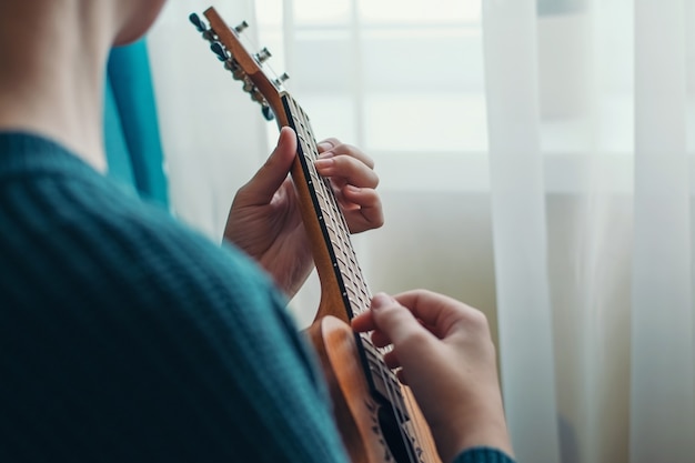 Manos en ukelele