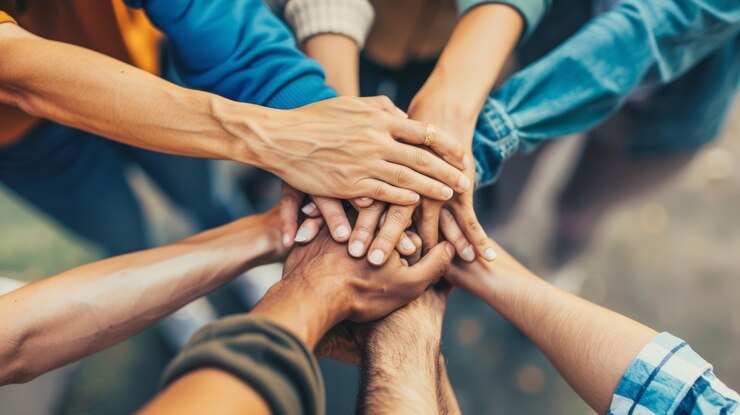 Las manos unidas son un símbolo de unidad