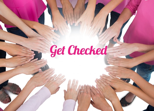Las manos se unieron en círculo con rosa para el cáncer de mama