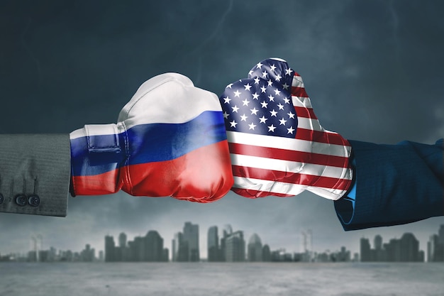 Las manos usan guantes de boxeo con la bandera de Rusia y Estados Unidos