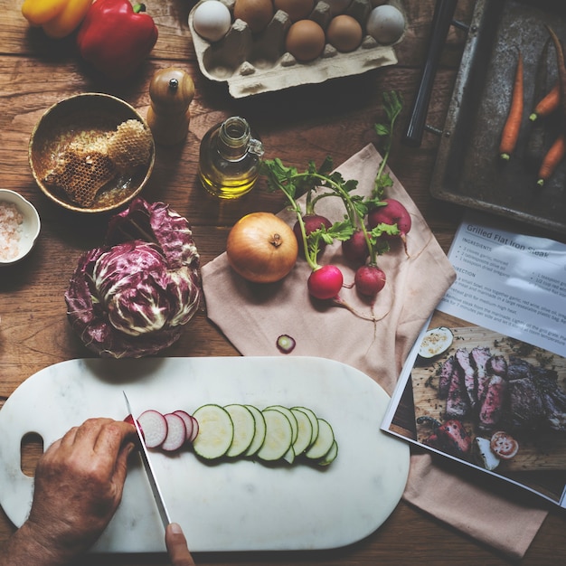 Foto manos usando cuchillo cortar un calabacín