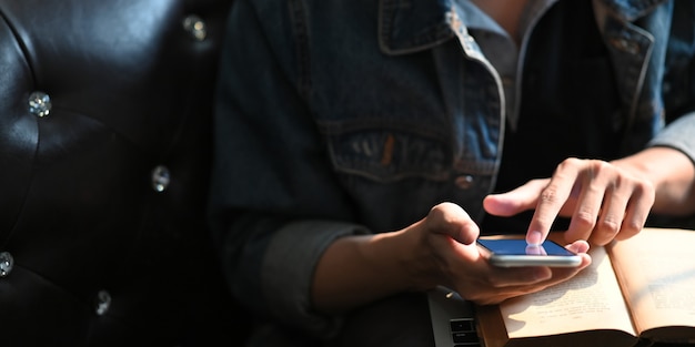 Manos usando un teléfono inteligente