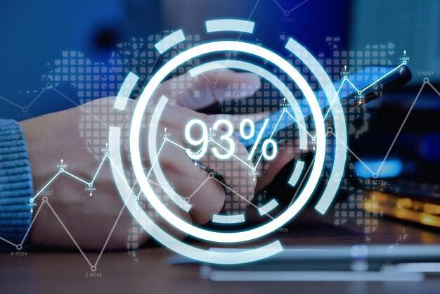Manos usando teléfono móvil con holograma de estadísticas porcentuales