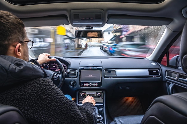 Manos en el volante al conducir a alta velocidad desde el interior del coche