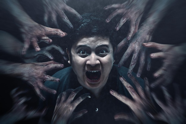 Las manos de los zombis aterradores tema de Halloween