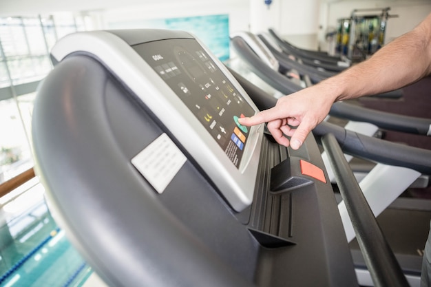 mans hand einstellung laufband im fitnessstudio