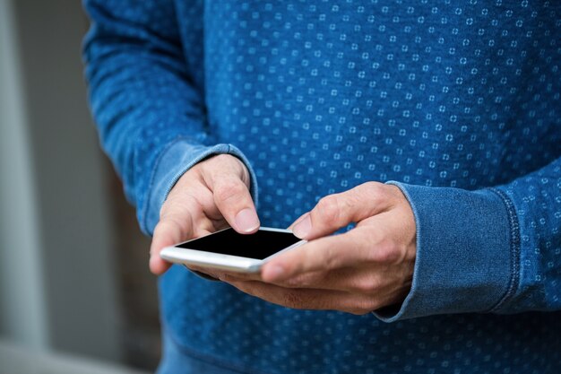 Mans Hand mit Smartphone