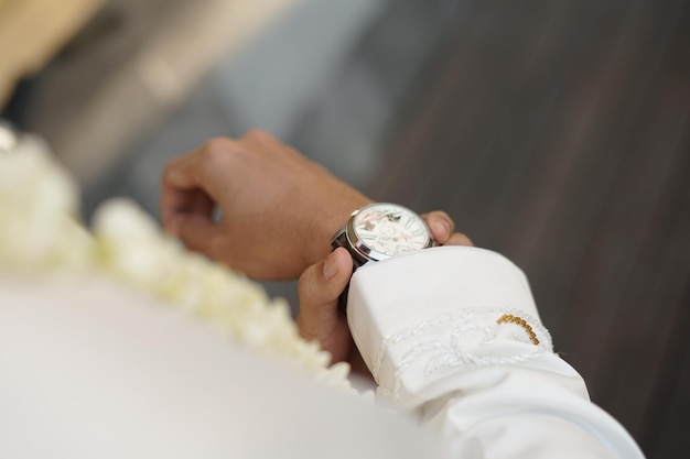 Mans reloj en mano Ceremonia de boda