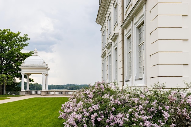 Mansão Uzutrakis e conjunto de parque com exterior de estilo impressionante