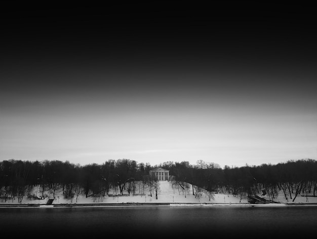 Mansión en blanco y negro en el fondo de la colina hd