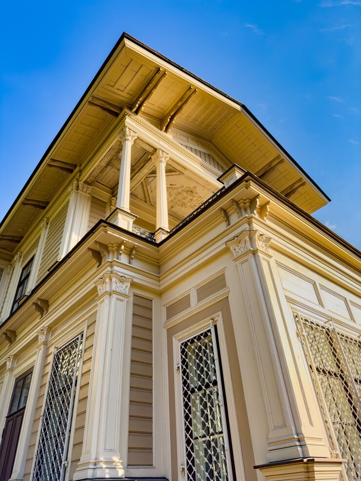 Una mansión histórica muy bien conservada en San Petersburgo que muestra detalles arquitectónicos intrincados.