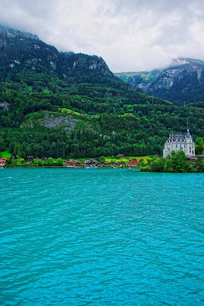 Mansión en el lago Brienz y la montaña Brienzer Rothorn en Interlaken, Cantón de Berna en Suiza