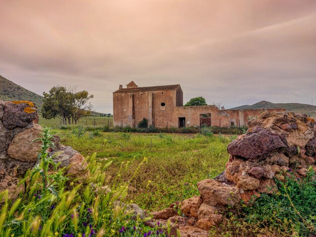 mansión en ruinas en el país