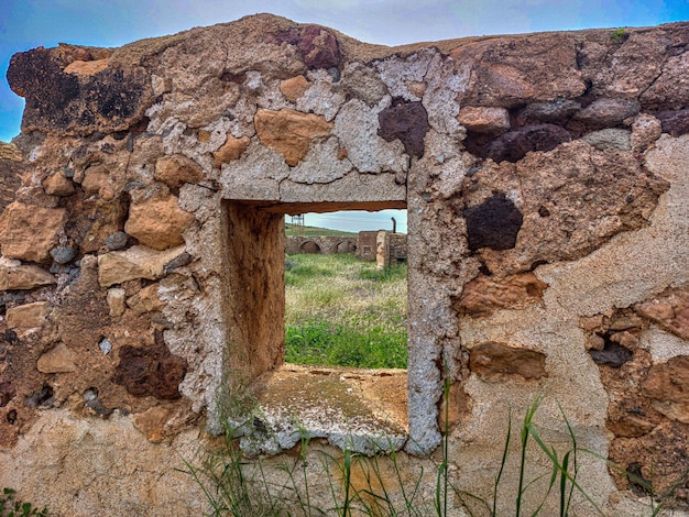 mansión en ruinas en el país