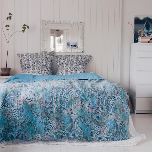 Foto manta con patrón floral en la cama en el dormitorio