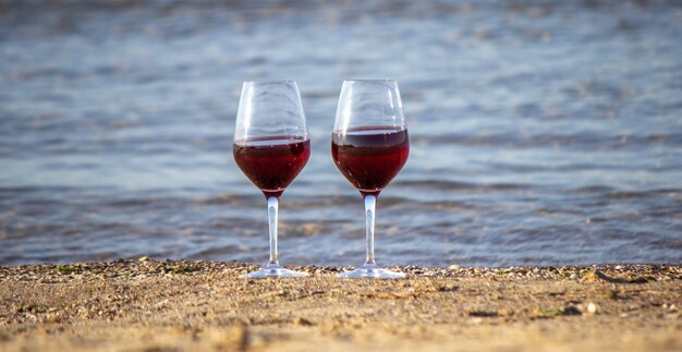 Manta de picnic, vino, fruta, hermosa playa de mar Naturaleza Enfoque selectivo