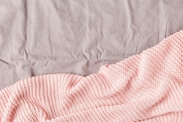 Foto manta rosa na cama, vista de cima, copie o espaço.