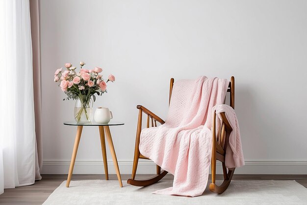 Foto manta rosa pastel y almohada en una silla de balanceo blanca en una habitación sofisticada con mesita de noche y flo