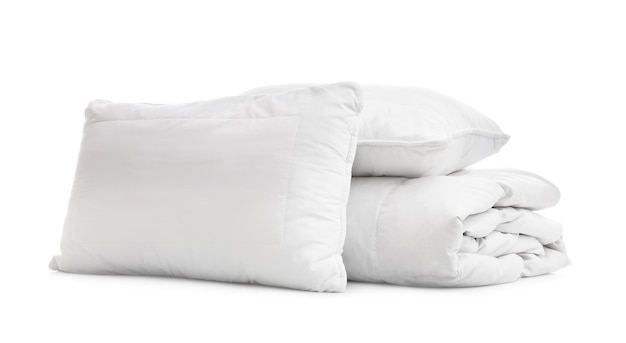 Manta suave con almohadas sobre fondo blanco.