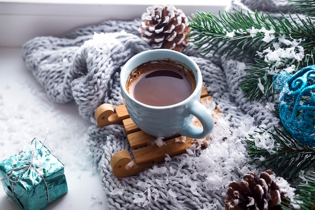 Manta con una taza de café