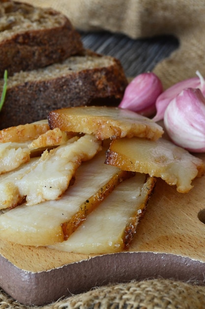 manteca de cerdo con ajo en una tabla de madera