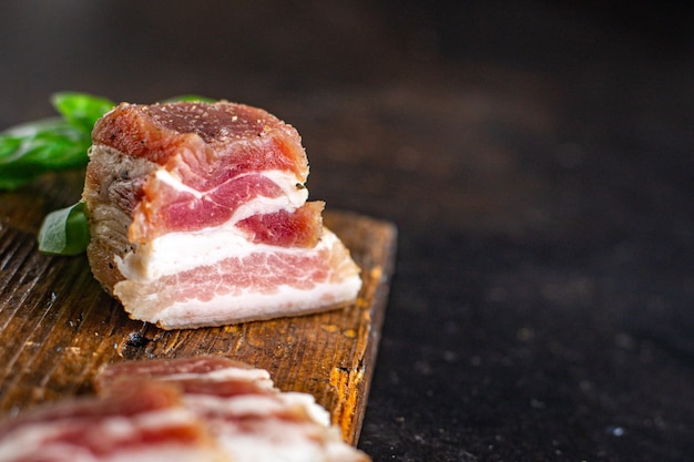 Manteca de cerdo cruda salada grasa comida casera snack en la mesa copia espacio rústico de fondo de comida