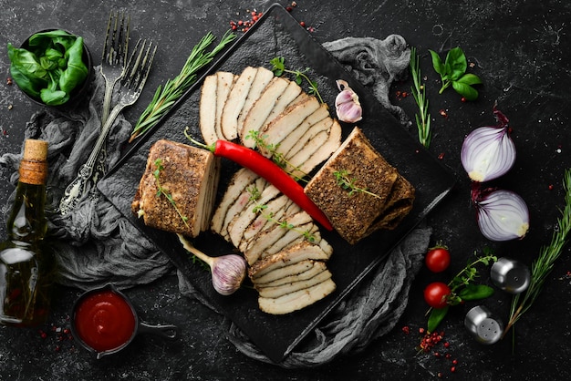 Manteca salada con pimienta y ajo Comida tradicional ucraniana Vista superior Estilo rústico