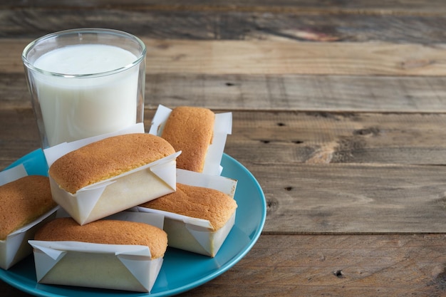 Mantecadas typisches spanisches Dessert Cupcakes und ein Glas Milch auf einem Holzsockel Kopierbereich