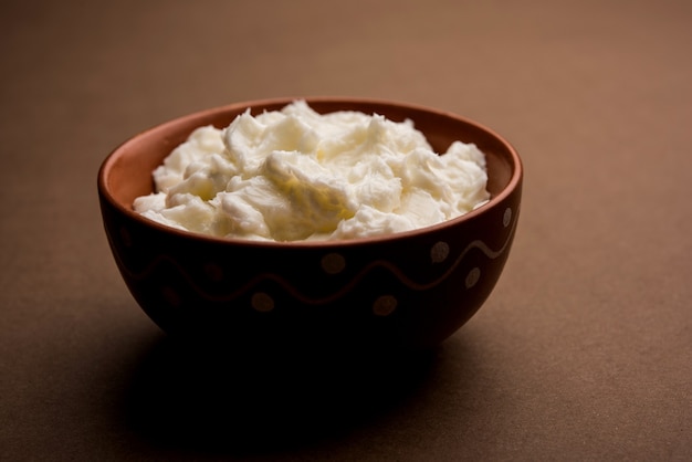 Manteiga branca caseira ou Makhan ou Makkhan em hindi, servida em uma tigela. foco seletivo
