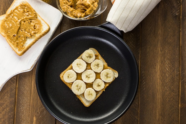 Manteiga de amendoim caseiro e sanduíche de banana no pão branco.