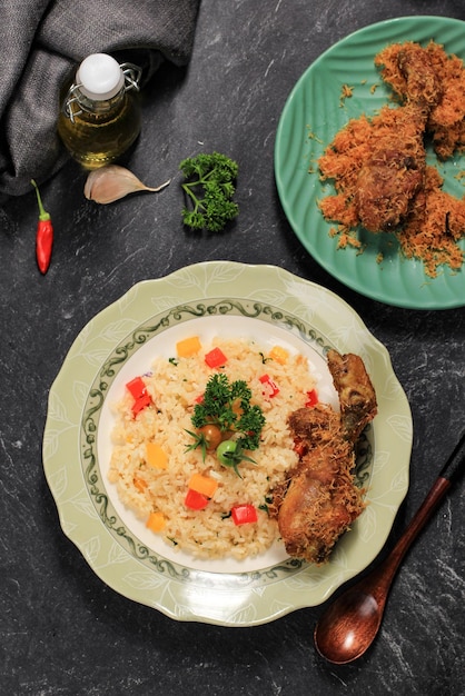 Manteiga de arroz com frango frito, Nasi Goreng Mentega com Ayam Goreng Serundeng. Servido em Prato Cerâmico, Fundo Preto