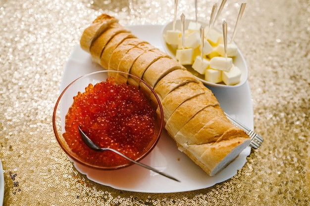 Manteiga de pão de caviar vermelho em chapa branca Closeup caviar de salmão Frutos do mar