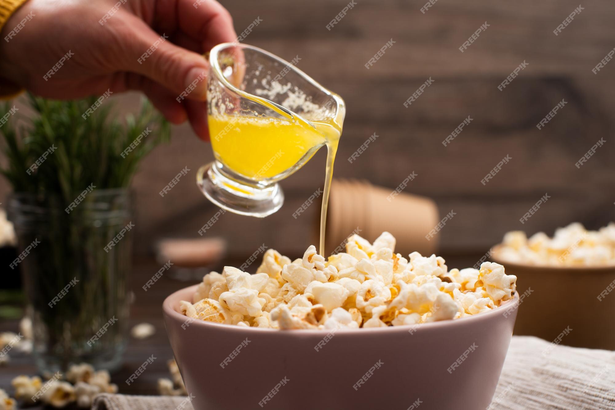 Foto de Manteiga Garoando Sobre Pipoca e mais fotos de stock de Manteiga -  Manteiga, Pipoca, Verter - iStock