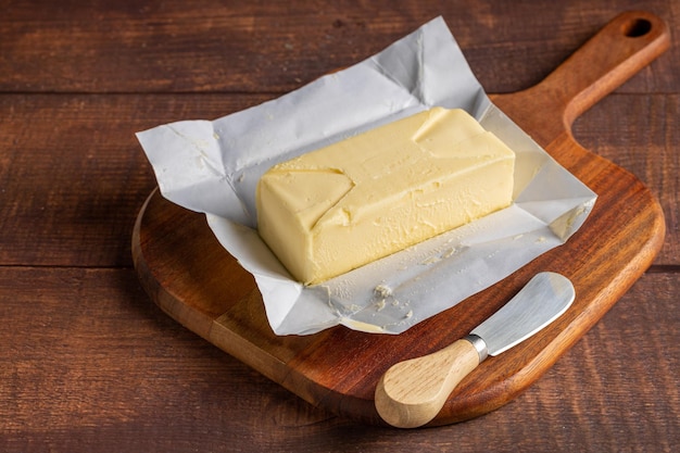 Foto manteiga fresca da fazenda em cima da mesa pastilha de manteiga