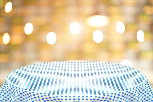 Foto mantel azul con fondo borroso del restaurante. fondo para texto sin formato o productos