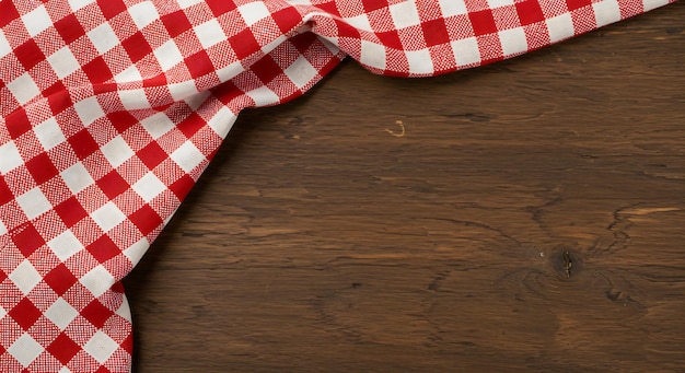 Mantel de mesa a cuadros rojo y blanco en una mesa de madera