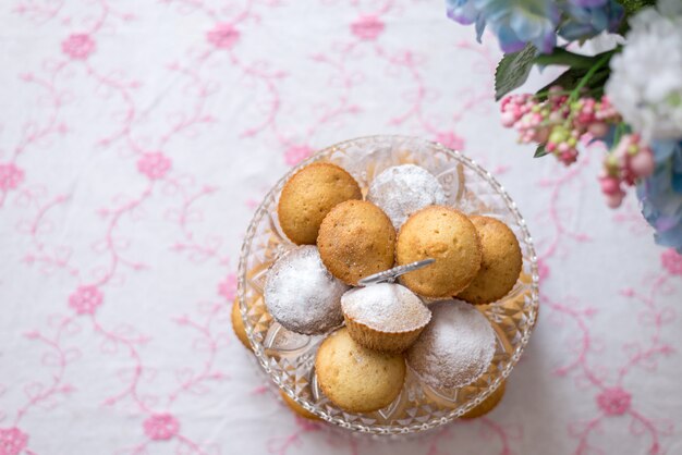 Mantel rosa con plato rosa y pastelitos