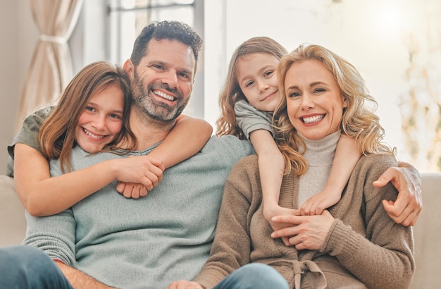 Mantén siempre a tu familia cerca Foto de una familia relajándose juntos en casa