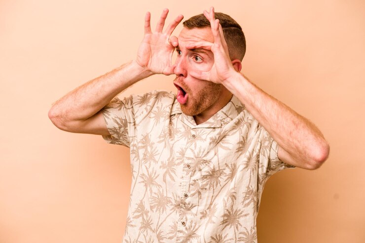 Foto mantendo os olhos abertos para encontrar uma oportunidade de sucesso