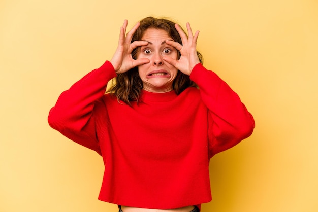 Foto mantendo os olhos abertos para encontrar uma oportunidade de sucesso