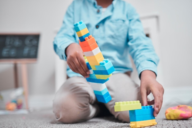 Esto los mantendrá entretenidos durante años. Foto de un niño jugando con bloques de construcción en una habitación.