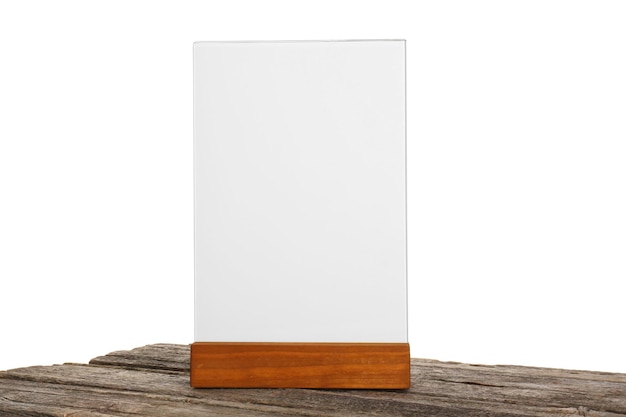 Mantenedor de menú en mesa de madera contra un fondo blanco Maqueta para el diseño