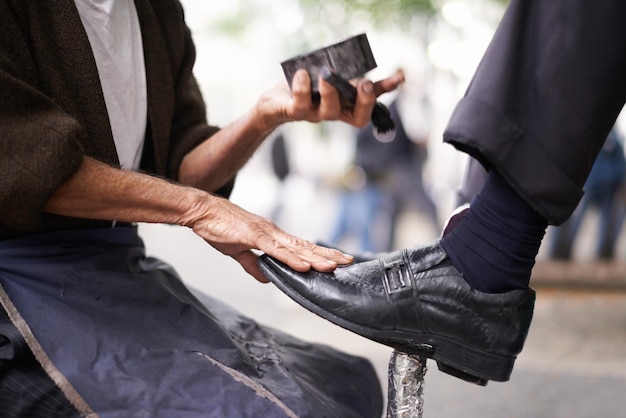 Mantener el brillo de los zapatos de los hombres de negocios