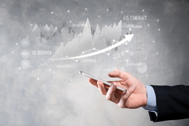 Mantenga a mano los datos de ventas y el gráfico de crecimiento económico. Planificación y estrategia empresarial. Analizando el trading de intercambio. Financiero y bancario. Tecnología de marketing digital Plan de ganancias y crecimiento.