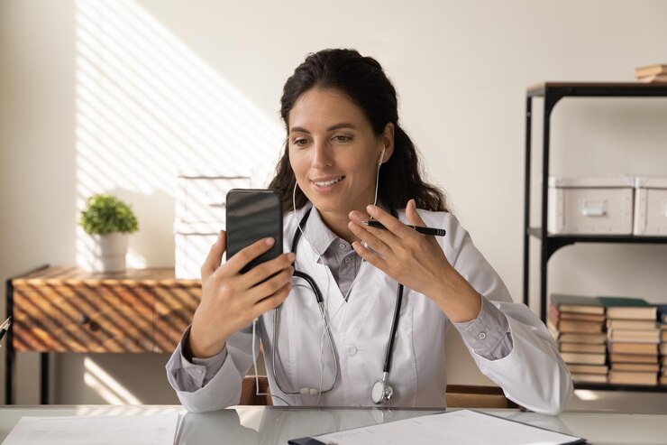 Foto mantenha-se saudável jovem médica em fones de ouvido com fio atende chamadas telefônicas de pacientes do escritório da clínica dá conselhos por link de vídeo mulher médica hispânica usando aplicativo de telemedicina para consulta à distância